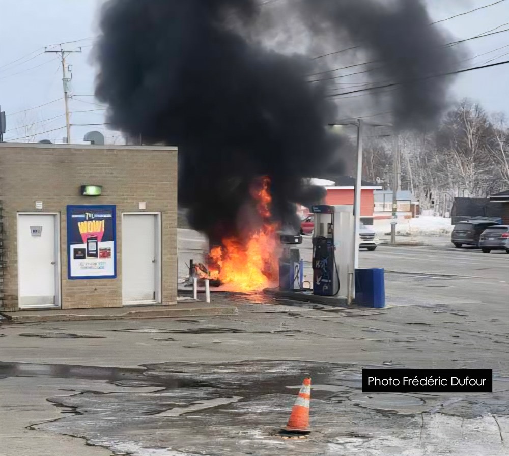 Une motoneige prend feu à des pompes à essence 
